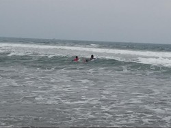 Liburan ke Pelabuhan Ratu, Awasi Anak Anda Jangan Sampai Terseret Ombak