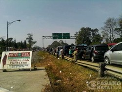 Letih Kena Macet di Tol Ciawi, Pengendara Pilih Istirahat di Pinggir Jalan
