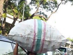 Mereka yang Mengais Rezeki di Tengah Asyiknya Warga Bertamasya