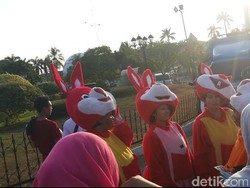 Hebat! Para Badut Kelinci di TMII Ini Ternyata Ibu-ibu Berusia Senja