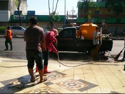 Libur Lebaran, Walikota Risma Terlihat Ngepel Pedestrian