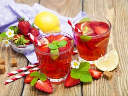 Waspada, Kebanyakan Minum Es Saat Berbuka Bisa Picu Nyeri Perut