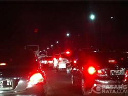 Tol Jagorawi Jelang Gerbang TMII Padat Merayap