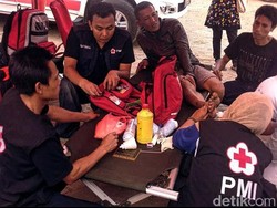 Aww! Belasan Wisatawan Kesakitan Disengat Ubur-ubur di Pantai Pelabuhan Ratu