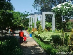 Taman Bungkul Jadi Pilihan Warga Surabaya untuk Wisata Gratis