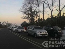 Serba Macet di Puncak, Naik Macet Turun Juga Macet