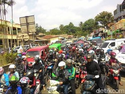 Macet Parah, Sudah 7 Jam Wisatawan Belum Bisa Masuk ke Kawasan Puncak