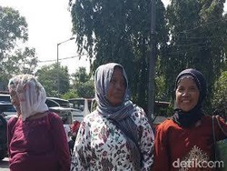 Siap Mengadu Nasib, 3 Ibu Ini Datangi Ibukota untuk Berjualan Pecel