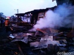 Pasar Gedebage Membara, Petugas Masih Berjibaku Padamkan Api