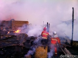 Kebakaran di Bukit Duri, 17 Unit Mobil Damkar Dikerahkan