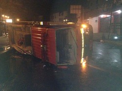 Mobil Pemadam ini Terguling Saat Hendak Bantu Jinakan Kebakaran Pasar Gedebage