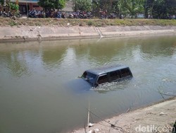 Ditinggal Silahturahmi Pemiliknya, Mobil Kijang ini Hanyut di Sungai