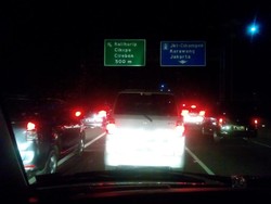 Urai Kemacetan Rest Area Km 62 Cikampek, Polisi Berlakukan Contra Flow