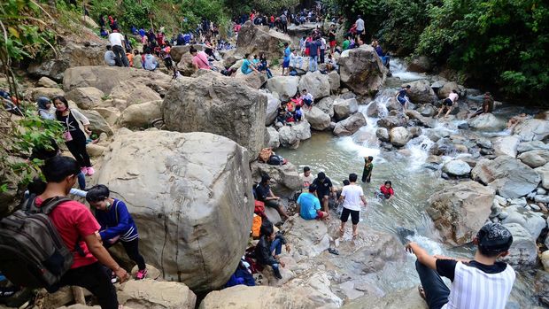 Warga berwisata di Curug Leuwi Hejo, Desa Karang Tengah, Babakan Madang, Bogor, Jabar, Minggu (19/7). Curug Leuwi Hejo yang menjadi tempat wisata alam alternatif saat akhir pekan tersebut ramai dikunjungi wisatawan lokal pada libur Idul Fitri 1436 H. ANTARA FOTO/Jafkhairi/asf/kye/15.
