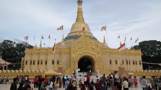 WISATA RELIGI PAGODA SHWEDAGON Sejumlah orang mengunjungi replika Pagoda Shwedagon Taman Alam Lumbini, Karo, Sumatera Utara, Senin (20/7). Replika Pagoda Shwedagon Myanmar tersebut merupakan pagoda tertinggi di Indonesia dan menjadi salah satu objek wisata religi di Sumatera Utara. ANTARA FOTO/Irsan Mulyadi/asf/aww/15.