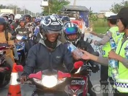 Arus Balik Pemotor Padati Karawang, Polwan Cantik Bagi-bagi Minuman