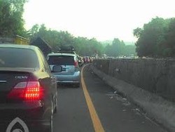 Hingga Hari Terang, Tol Cipularang Arah Jakarta Macet