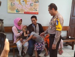 Momen Mengharukan Saat Sintya Kembali ke Pangkuan Keluarga