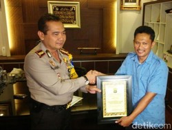 Polisi Beri Penghargaan ke Sopir Taksi yang Antar Sintya