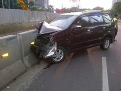 Bagian depan Mobil ini Hancur karena Tabrak Pembatas Jalan di Jl Sudirman