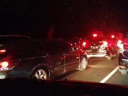 Banyak Pengendara Menepi di Bahu Jalan, Tol Cipularang Arah Jakarta Merayap