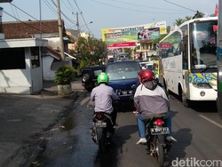 Terjebak Macet di Singaparna, Pemudik Ini Pit Stop Dulu Hingga Sore