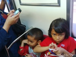 Liburan Lebaran, Commuter Line Penuh Sesak Oleh Anak-anak