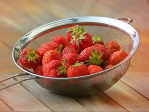 Menggosok Gigi dengan Stroberi Buat Gigi Lebih Putih, Mitos atau Fakta?