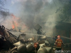 Ditinggal Mudik, 8 Kios di Banjir Kanal Timur Semarang Ludes Terbakar