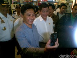 Pantau Bandara Semarang, Menteri Jonan Jadi Rebutan Selfie