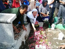 Jenazah Subkhan Korban Longsor Air Terjun Sedudo Dimakamkan