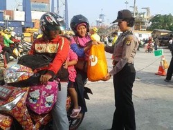 Saat Polwan Bantu Layani Pemudik di Pelabuhan Tanjung Priok