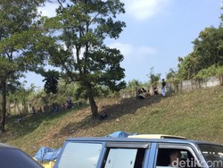 Rest Area di Cikampek Penuh, Pengendara Istirahat di Bawah Pohon