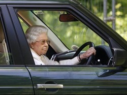 Saat Ratu Elizabeth Menyetir dan Bermanuver Hindari Tabrak Keluarga