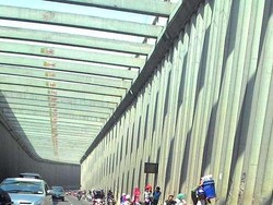 Penampakan Pemudik Bermotor Berselfie Ria di Terowongan Nagreg