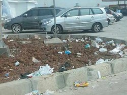 Kebiasaan Membuang Sampah Sembarangan Mereka yang Bermobil di Tol Cipularang