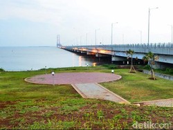 Mulai Hari Ini Tarif Tol Jembatan Suramadu Turun 50%, Motor Gratis