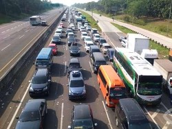 Kelelahan, Pemudik Serbu Rest Area KM 62 dan KM 52 Tol Cikampek-Jakarta