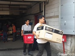 Mal Tebet Green Disegel, Karyawan Keluarkan Barang-barang