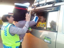 H+6 Lebaran, Kendaraan Mengular di Pintu Tol Cikarang Utama Arah Jakarta