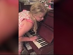 Idap Sleepwalking, Gadis Ini Bisa Bermain Piano Sambil Tidur