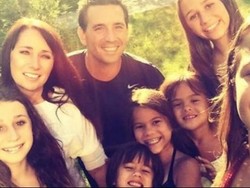 Kisah Laura, Adopsi 4 Anak Sahabatnya yang Meninggal karena Kanker Otak