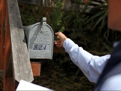 Aksi Heroik Tukang Pos Selamatkan Pria Sakit yang Terkurung di Rumah