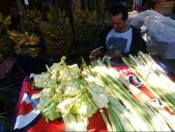 Lebaran Ketupat Bikin Tebal Kocek Pedagang Janur