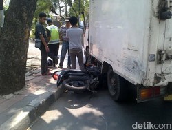 Terserempet Mobil di Buncit, Pemotor di Bawah Umur Loncat ke Trotoar