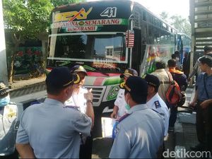 Sebelum Berangkat, Sopir Bus Angkutan Lebaran di Jatim Wajib Tes Urine Sebelum Berangkat, Sopir Bus Angkutan Lebaran di Jatim Wajib Tes Urine