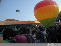 Warga Jombang Terbangkan Balon Udara Raksasa Peringati Tradisi