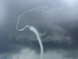 Mirip di Sumbar, Ini Penampakan Waterspout di Berbagai Belahan Dunia