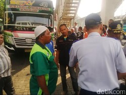 Sopir Bus Jurusan Surabaya-Semarang Ancam Mogok