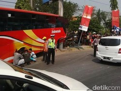 Bus Indonesia Seruduk Warung Gara-gara Hindari Motor